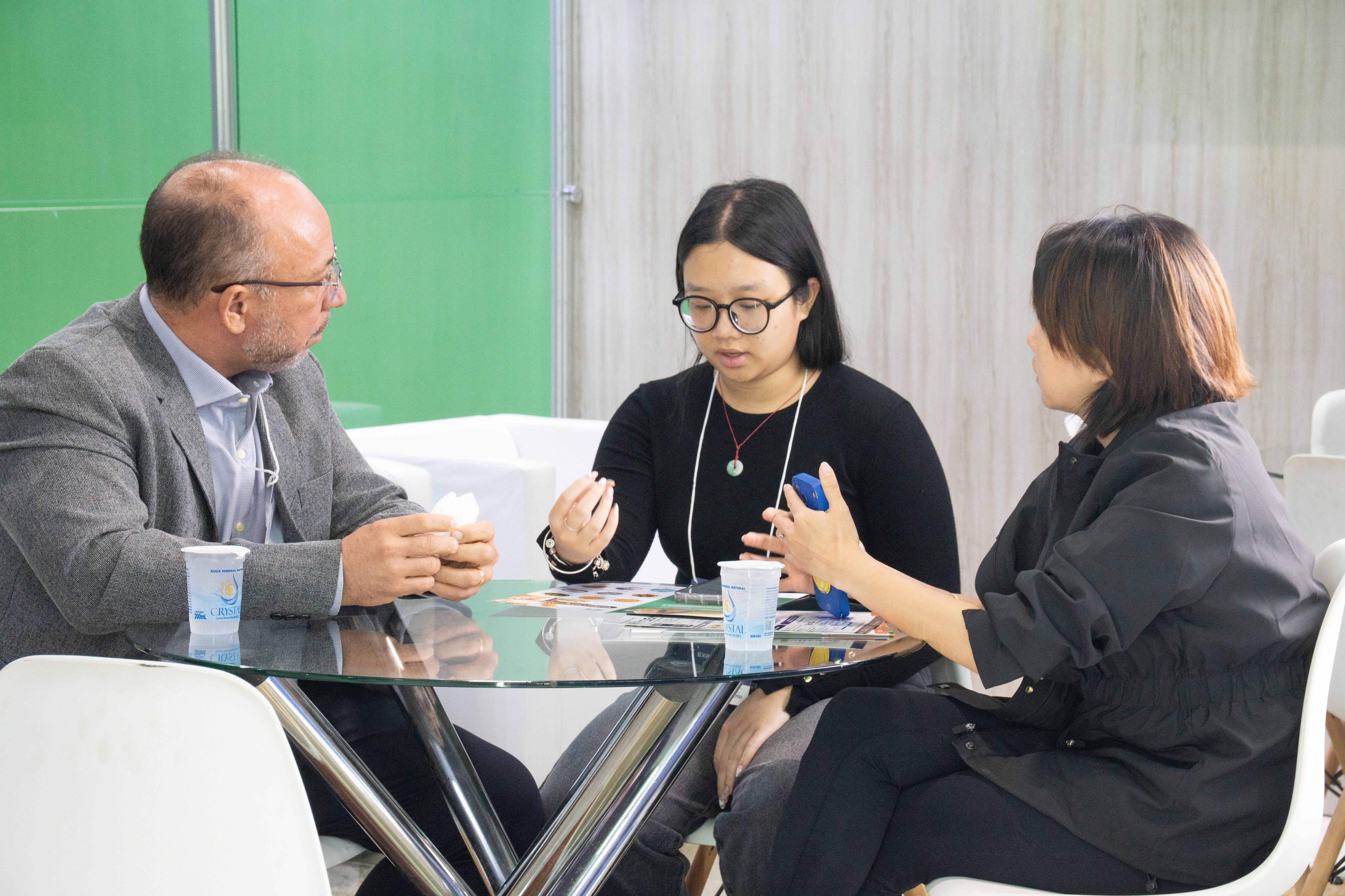Reunião com compradores internacionais no estande da Santos Agri na SIAVS 2026