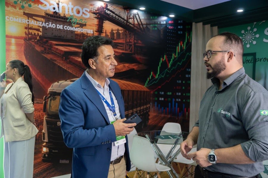Atendimento a visitante estrangeiro no estande da Santos Agri na SIAVS 2026